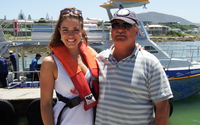 Wilfred Chivell, wat nie maklik voor ‘n kamera staan nie, staan hier by Marciel Hopkins, een van die Mej SA Finaliste wat ‘n eko-bootrit vir die eerste keer ervaar het